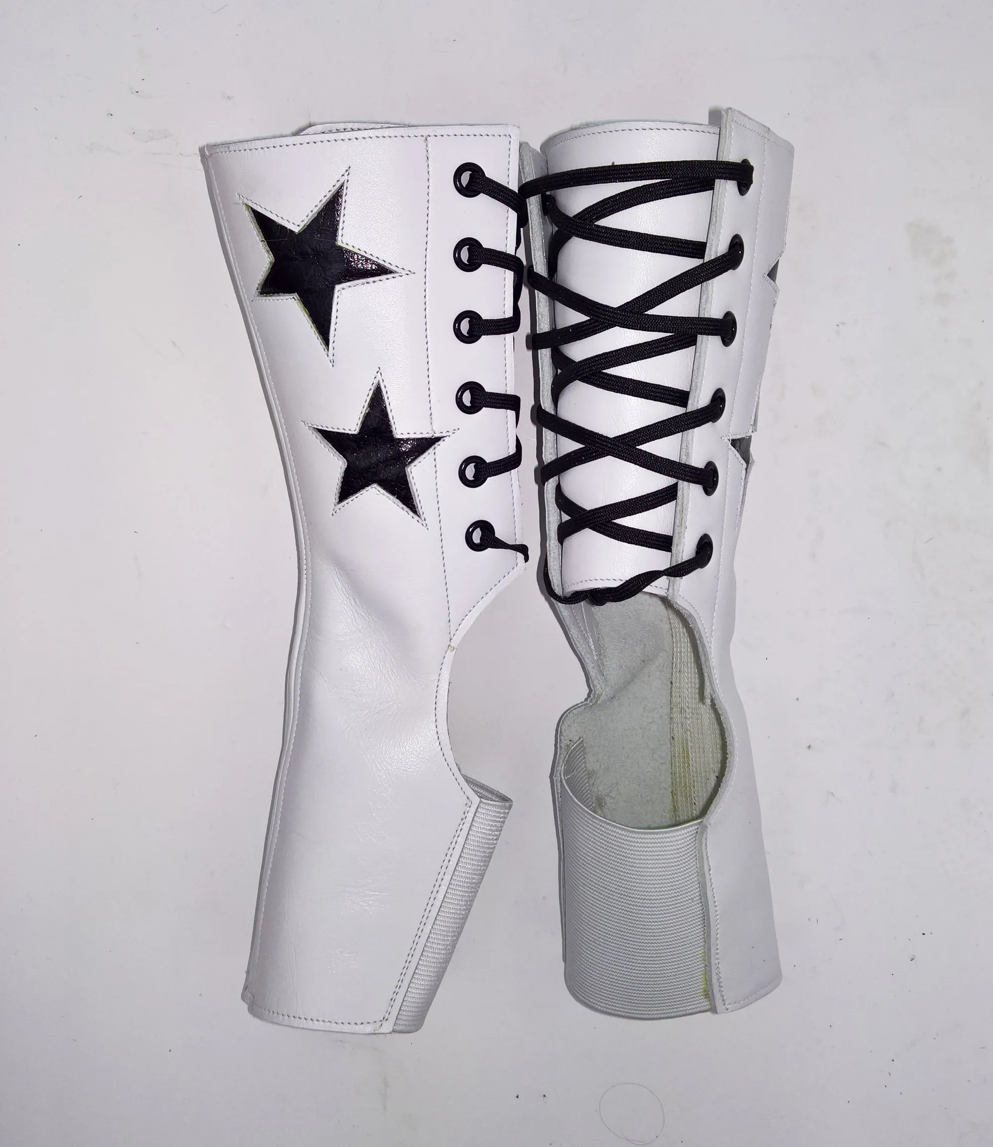 SHORT Stardust Aerial boots in WHITE w/ Black Stars