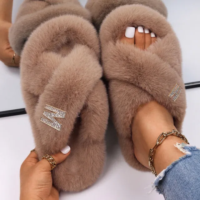 Yeknu Women&#39;s Slippers Fluffy Faux Fur Rhinestone Letter M Decor Slides Flat Sandals Cute Slippers Flip Flops Luxury Shoes